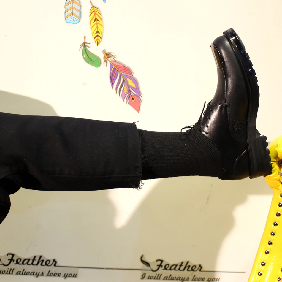 Мужские кожаные туфли с металлическим украшением круглым носком на шнуровке