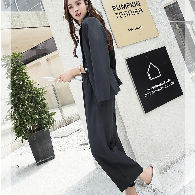 Женский брючный костюм блейзер на одной пуговице и брюки с широкими штанинами
