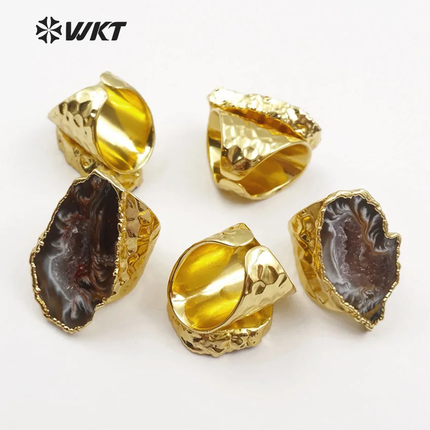 Женское кольцо с натуральным камнем и золотым металлическим покрытием |