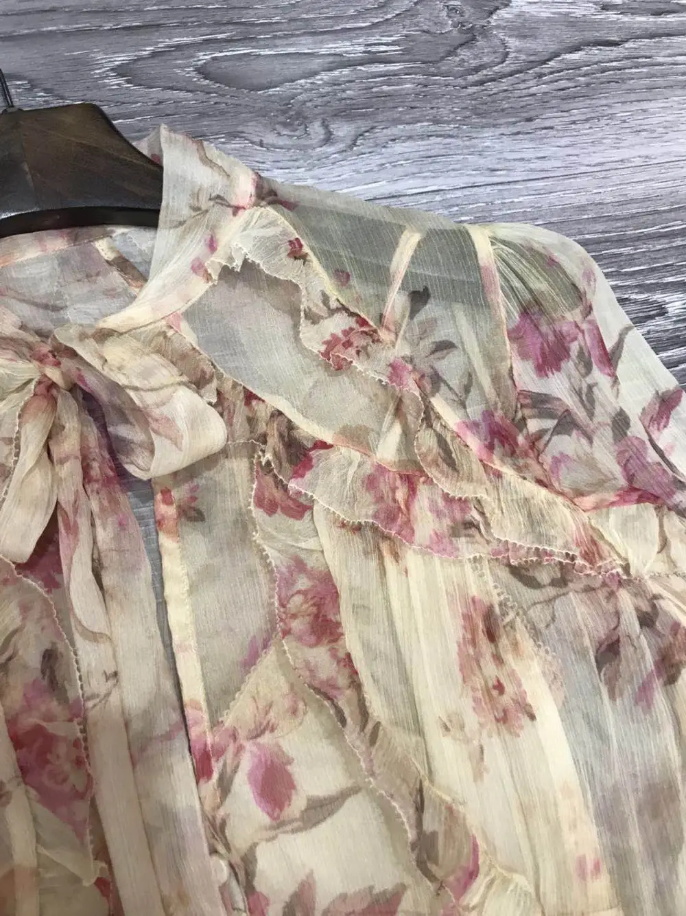 Шелк Цветочный принт Long Sleeve Tie Neck нерегулярные рюшами жабо Элегантное Длинное платье и подкладка-комбинация 2 предмета Комплект с кисточкой Красный
