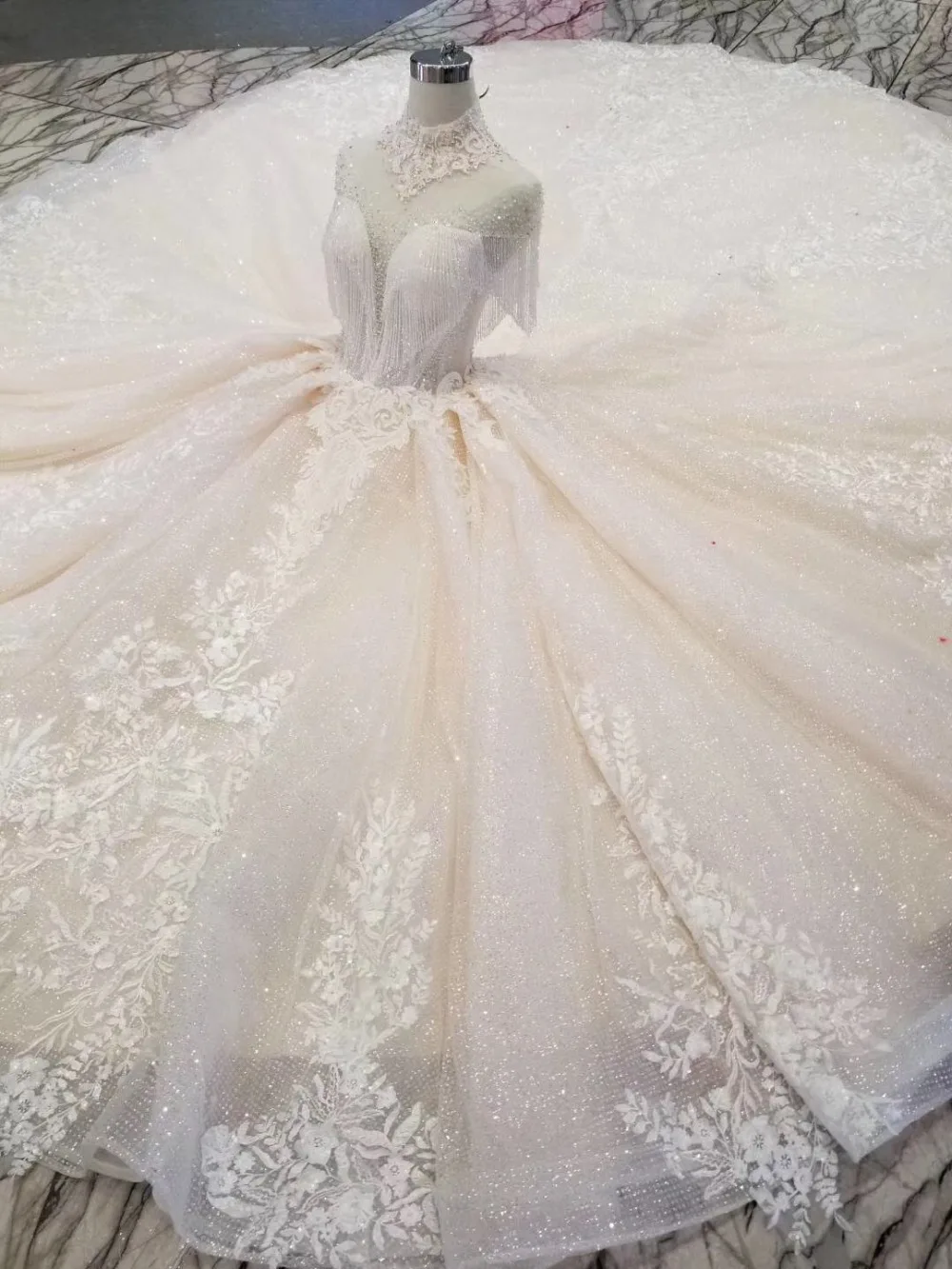 Dolcevita в pizzo lustrini con frange e scollo lupetto abiti da sposa класса люкс и блестящим кружевным верхом