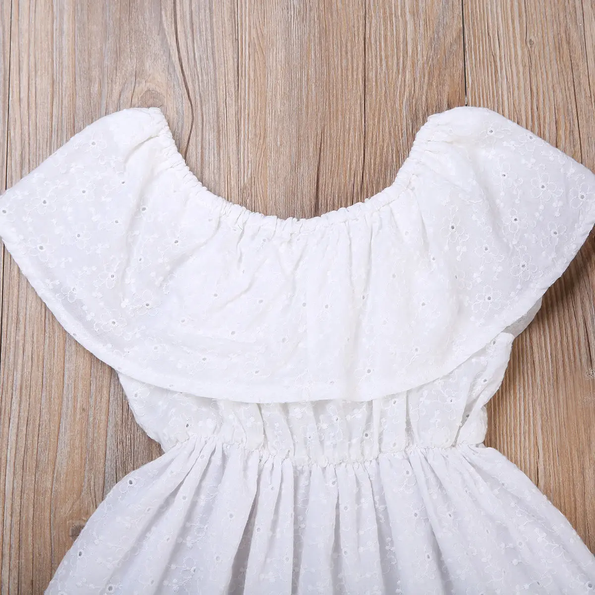 Платье с оборками и открытыми плечами однотонное белое | Детская одежда обувь