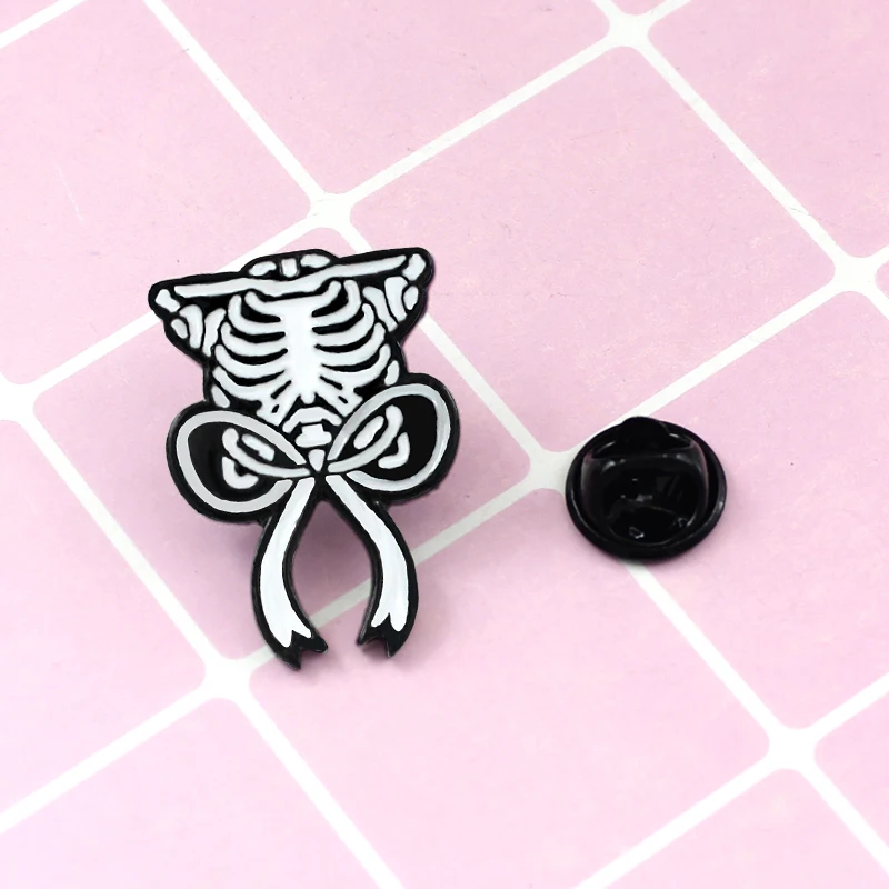 Брошь в виде мультяшного скелета с бантом для грудины эмалированные булавки
