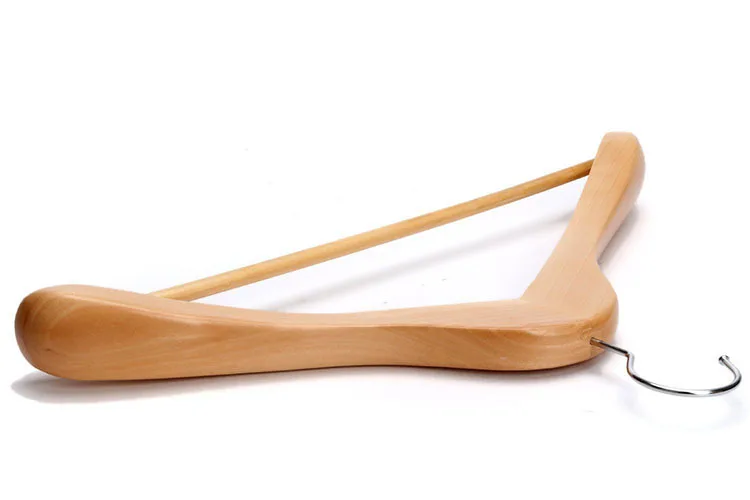 Деревянная вешалка для пальто с очень широкими закругленными плечами костюма