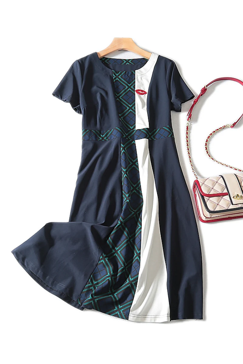 Женское платье с коротким рукавом а силуэта аппликацией длиной до колена О