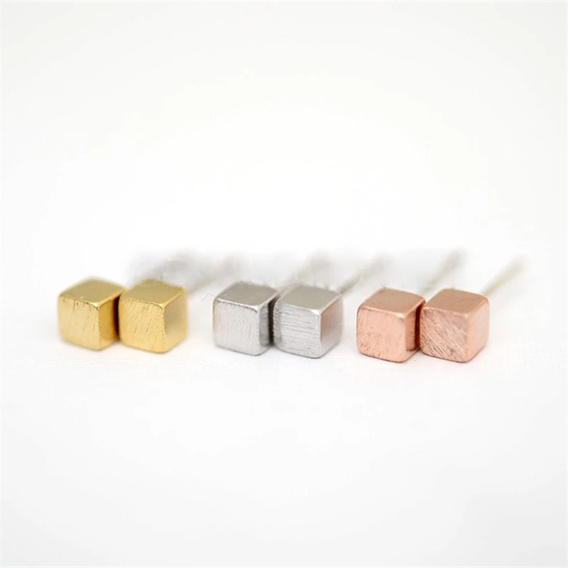 

Fashion small square stud earrings drawing on the surface of small square stud earrings three-dimensional square stud earrings