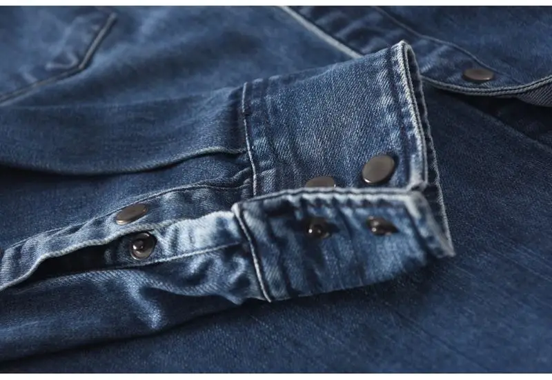 Мужская джинсовая рубашка с длинным рукавом голубая Повседневная приталенная