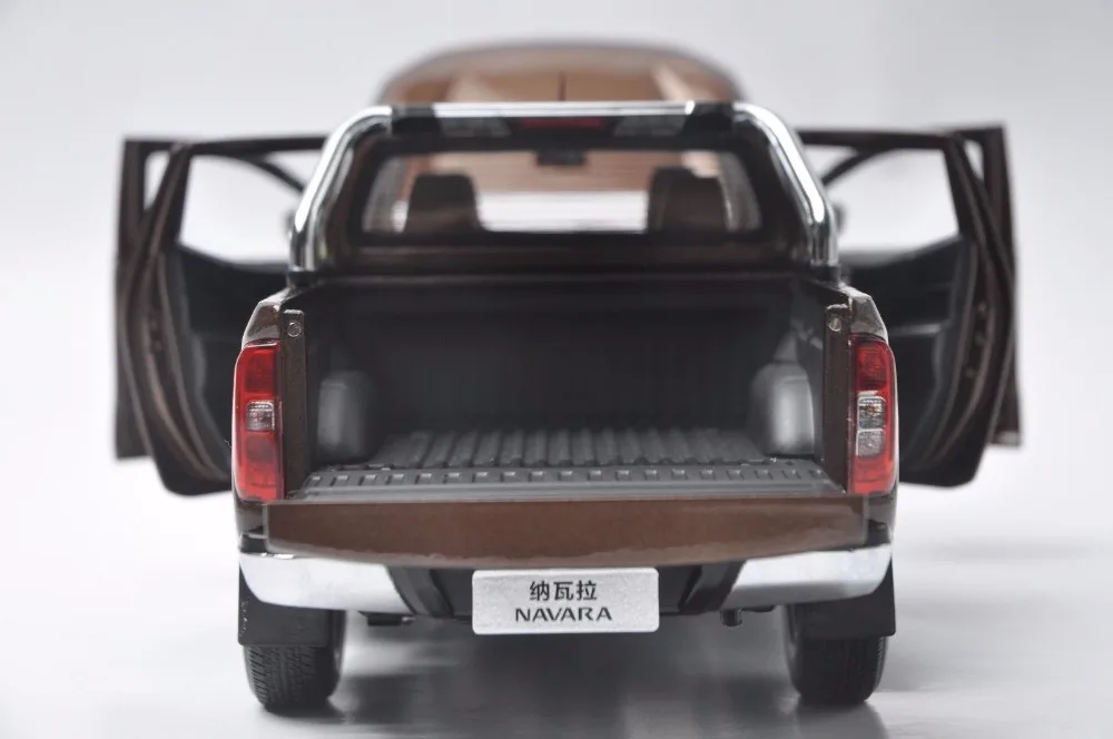1:18 литья под давлением модель для Nissan Navara NP300 коричневый Пикап сплав игрушка автомобиль миниатюрная коллекция подарки грузовик