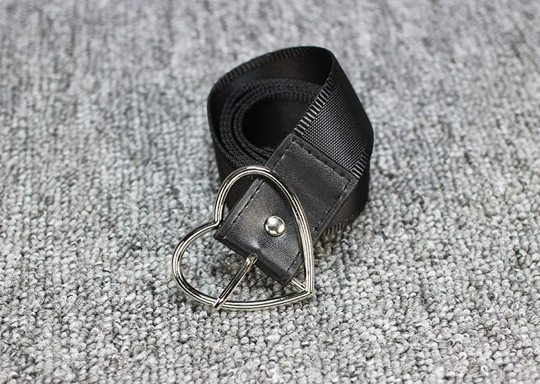 sliver buckle Сплошной черный ремень Металлические в форме сердца штыревая Пряжка нейлон Сращивание ремни для подростков Модные узкие джинсы декоративные пояса - Цвет: sliver buckle