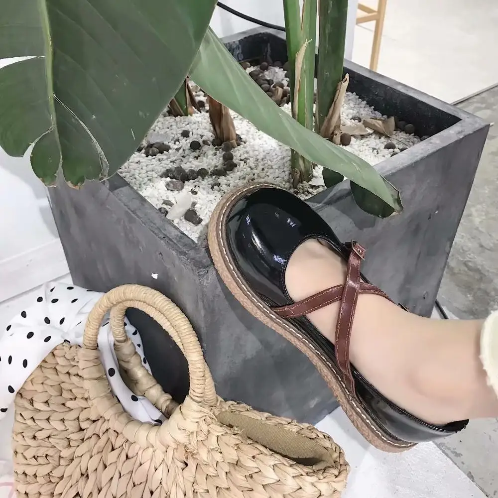 

The new Korean version of the black female PU flat shoes fashion new women's Mary Jane flat casual shoes.
