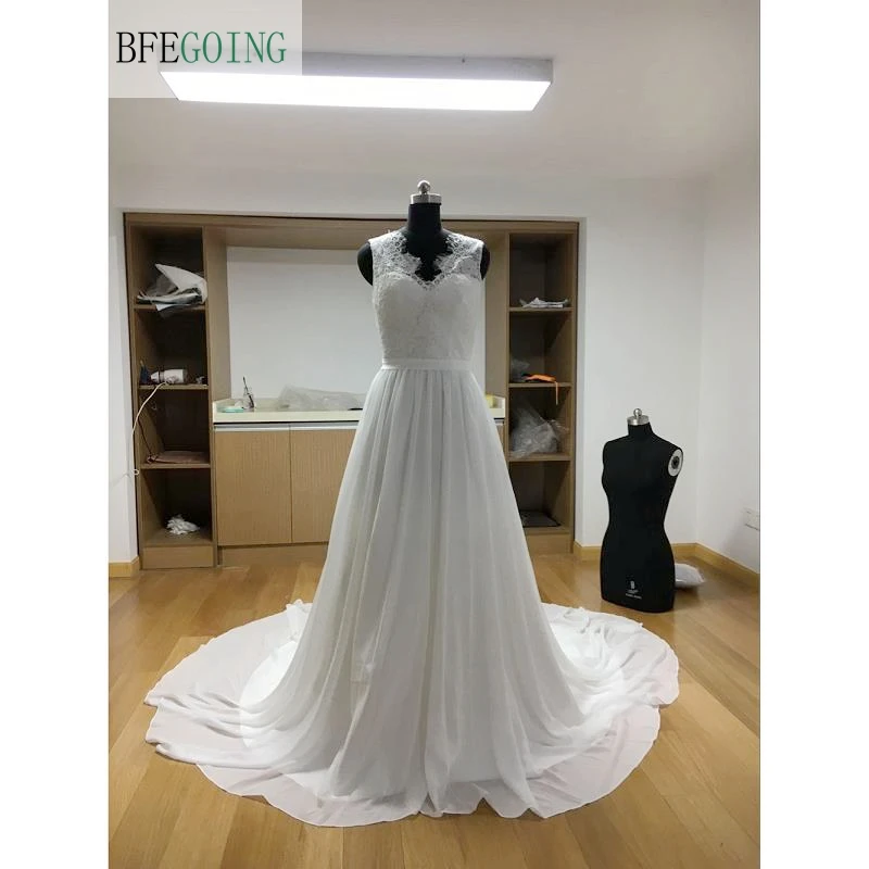 Белое шифоновое кружевное платье с треугольным вырезом без рукавов длиной до