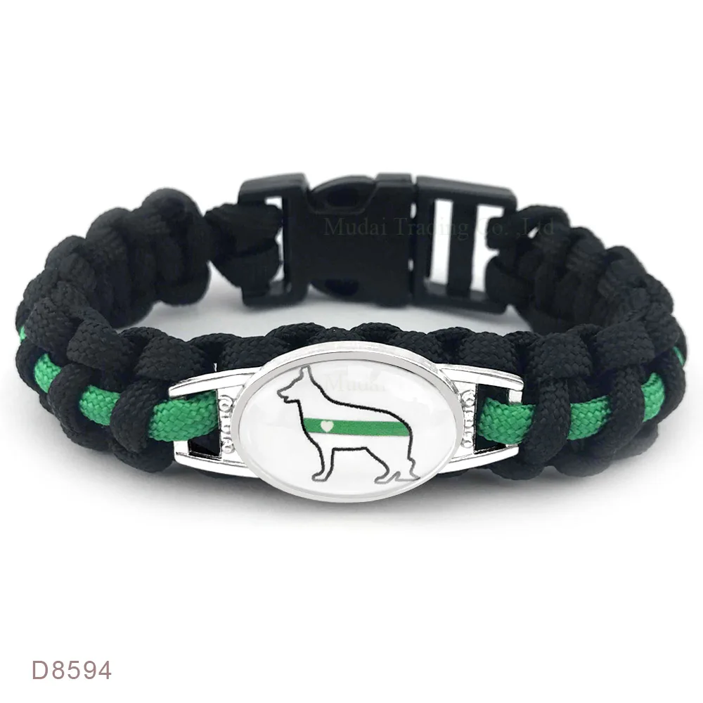 Полицейские с флагом США поддерживают обратную сторону синяя линия полиция