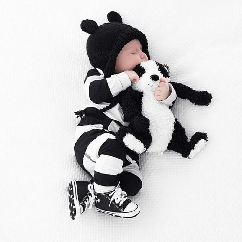 Комбинезон в черно-белую полоску для детей 0-2 лет