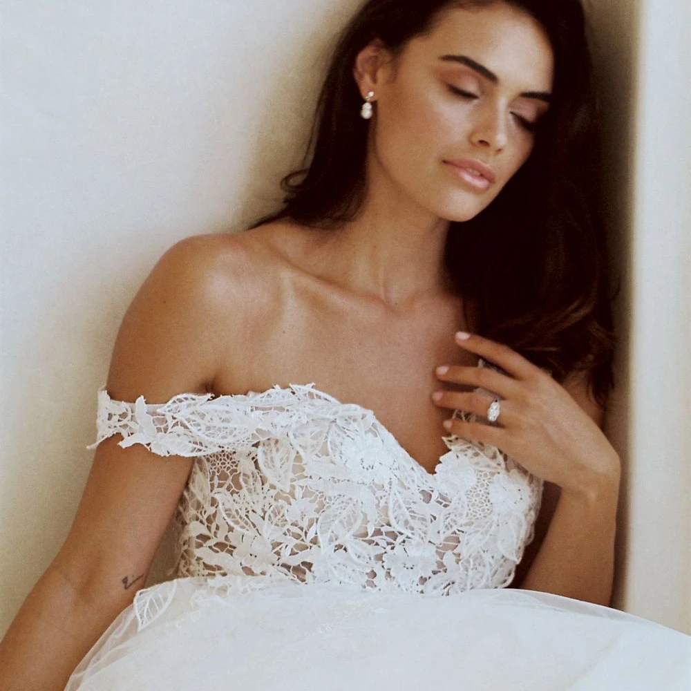 

Elegant White Ivory Tulle Wedding Dresses 2020 V-neck Sleeveless Vestido de Novia A-line Appliqued Garden Bridal Dress