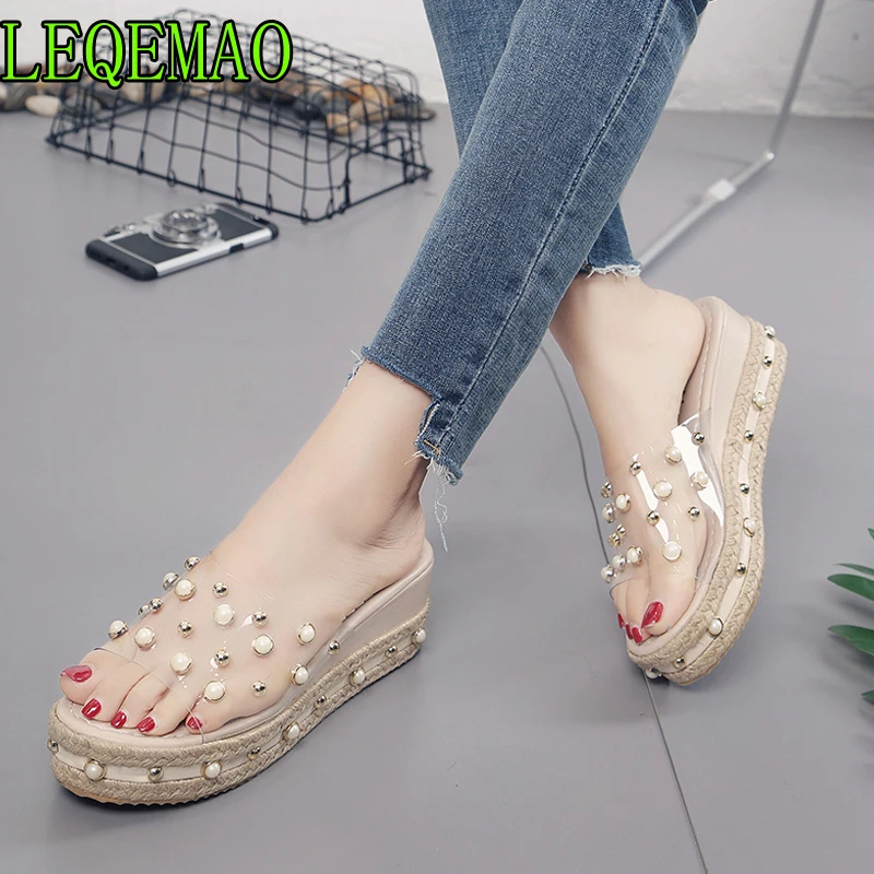 Женские летние шлепанцы на танкетке Украшенные бусинами с открытым носком и
