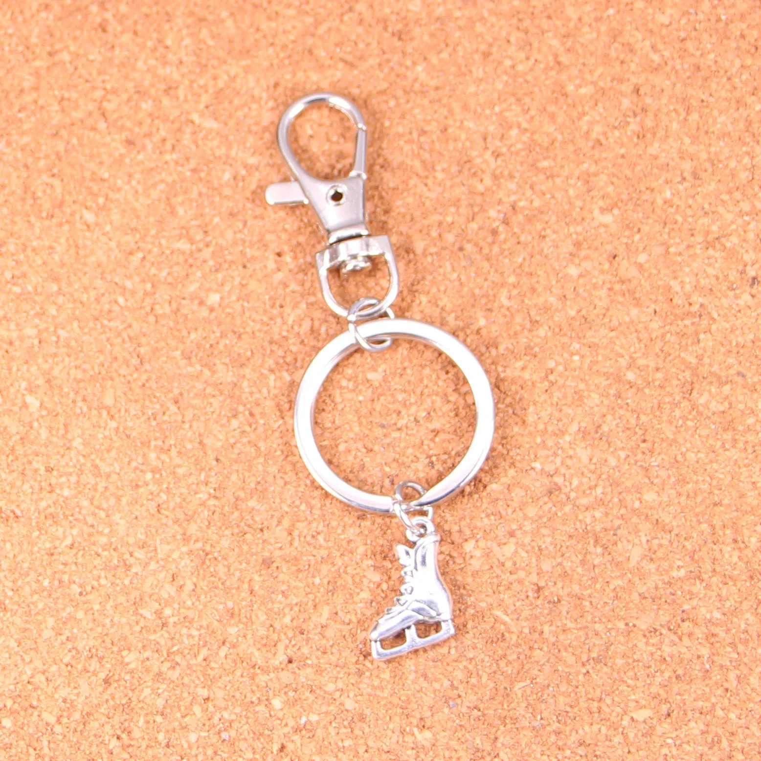Ледовые коньки брелок в форме обуви Серебряная шарнирная застежка-Омар зажимы