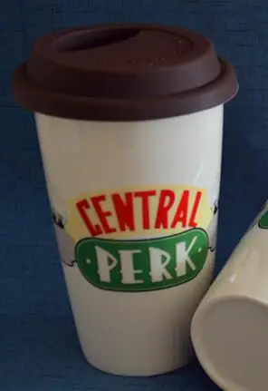Coffee ТВ серии друзья Central perk Керамика кружки с силиконовой крышкой мультфильм Кофе чашка для молока, чая Коллекционная комиксов большой емкости костяного фарфора чашки подарок - Цвет: Coffee