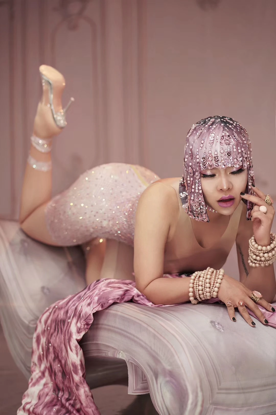 Сексуальные стразы сценический обтягивающий комбинезон головной убор + плащ