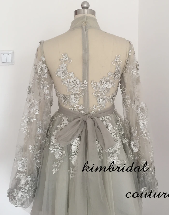 Короткое коктейльное платье для встречи выпускников с высоким воротником и