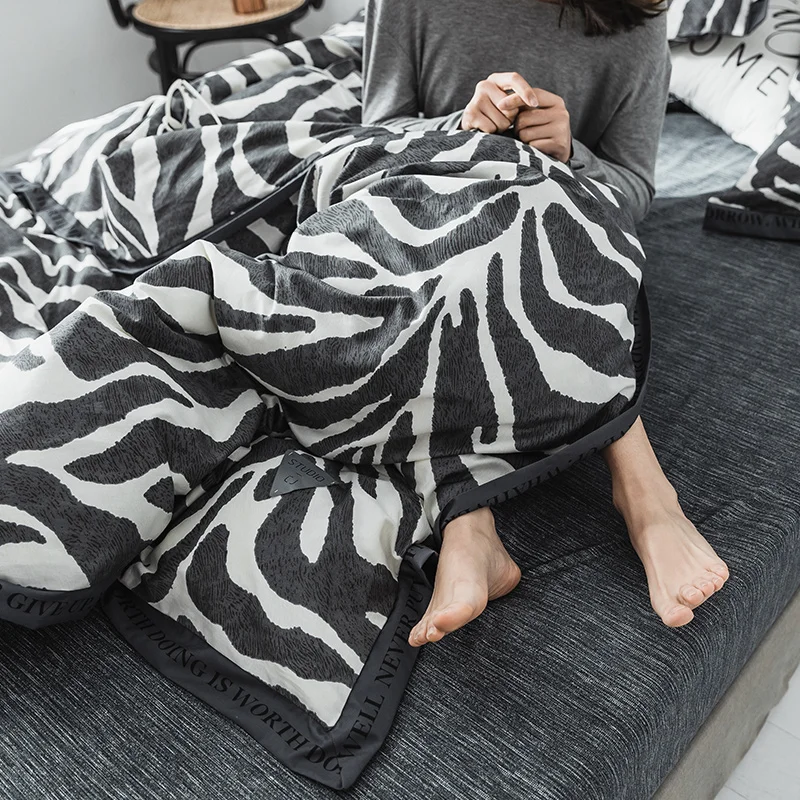 Благородный комплект постельного белья розового цвета с леопардовым принтом в