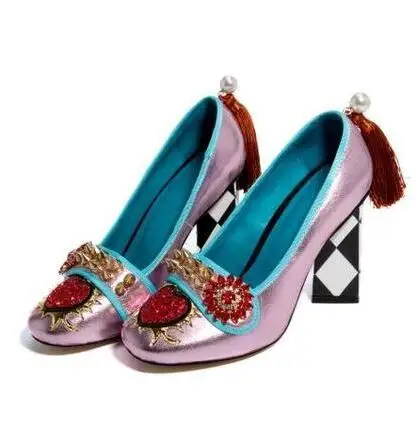 Женские туфли на квадратном каблуке со стразами и золотыми заклепками блестящие