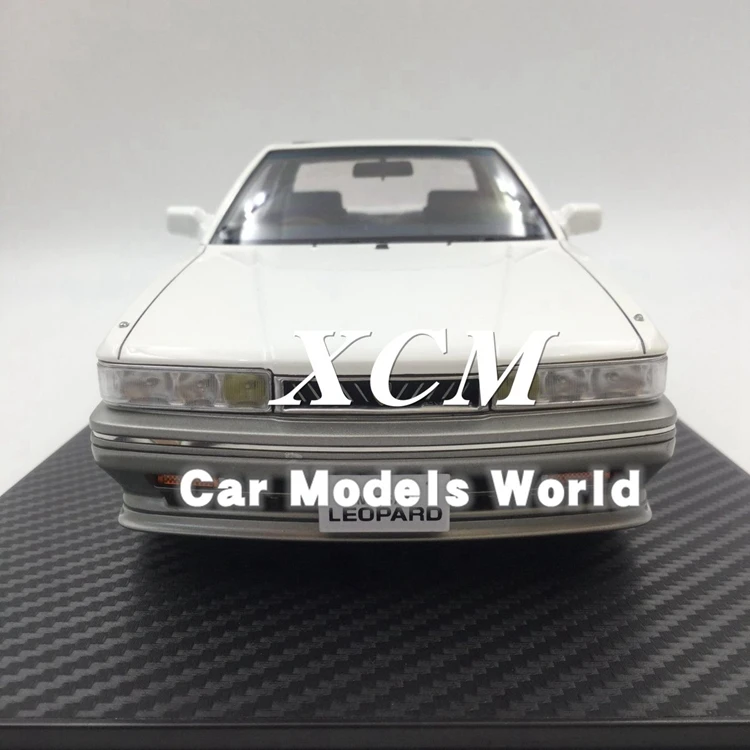 Полимерная модель автомобиля для IG-Model Leopard 3,0 Ultima(F31) 1:18(белый)+ маленький подарок