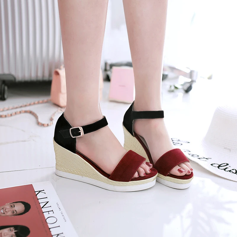 Разноцветные женские туфли на танкетке и высоком каблуке летние сандалии