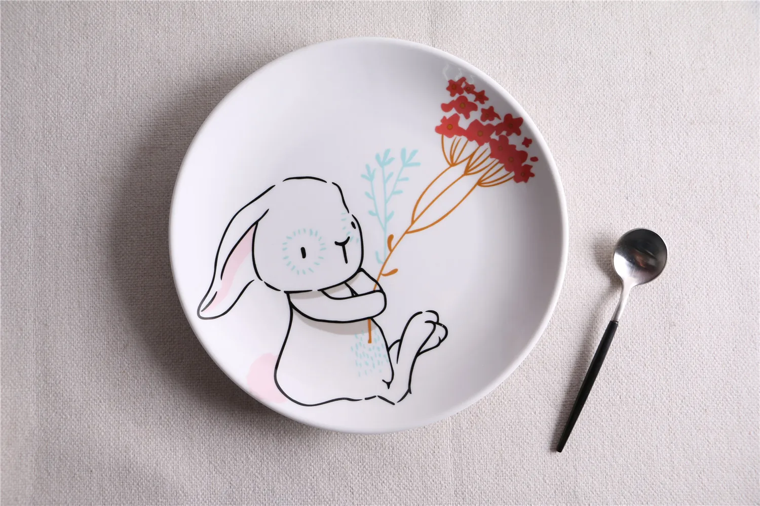 red flowers rabbit Керамическая тарелка с милым мультяшным кроликом в скандинавском стиле, посуда для торта, тарелка для десертов из костяного фарфора, дренажная Фруктовая тарелка для десертов - Цвет: red flowers rabbit