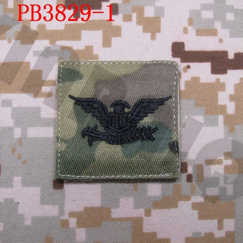 Вышивка патч Мультикам фон черный дизайн армии США ранг военный крюк на спине - Цвет: B3829