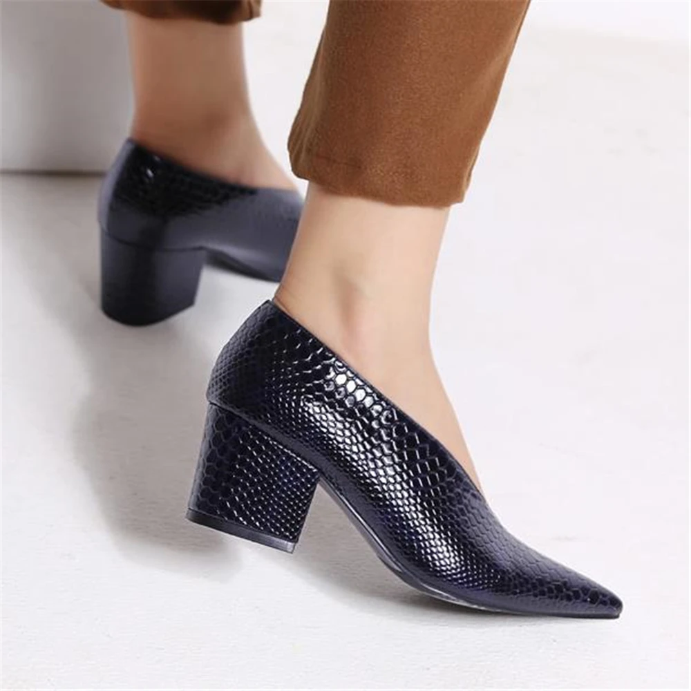 

European style retro, late night pointed V shoes, female coarse, with 2018 spring new style small fragrant breeze single shoe.