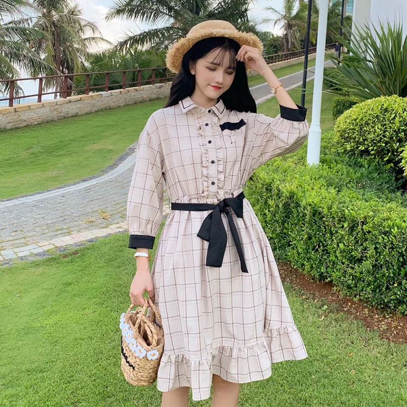 Платье женское клетчатое средней длины с оборками коротким рукавом и