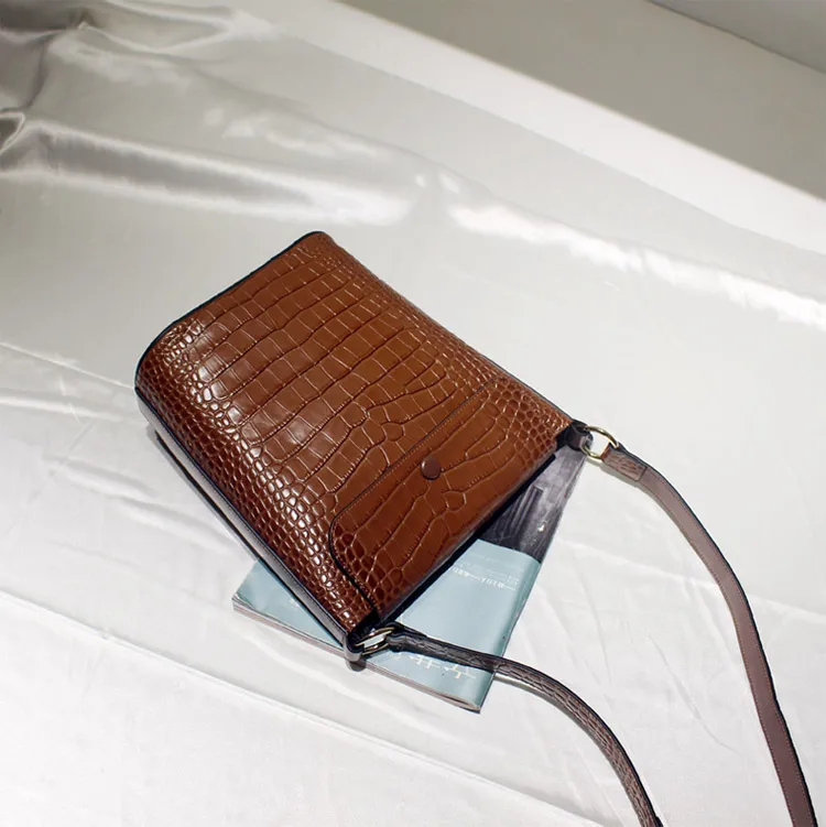 

High-capacity 2019 Genuine Leather Handbag Bucket Women Cowhide Handbags Messenger Bags Lady Alligator Brown Bag