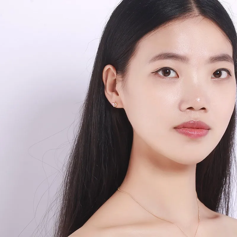 Маленькие милые серьги гвоздики с розовым кубическим цирконием в форме любящего