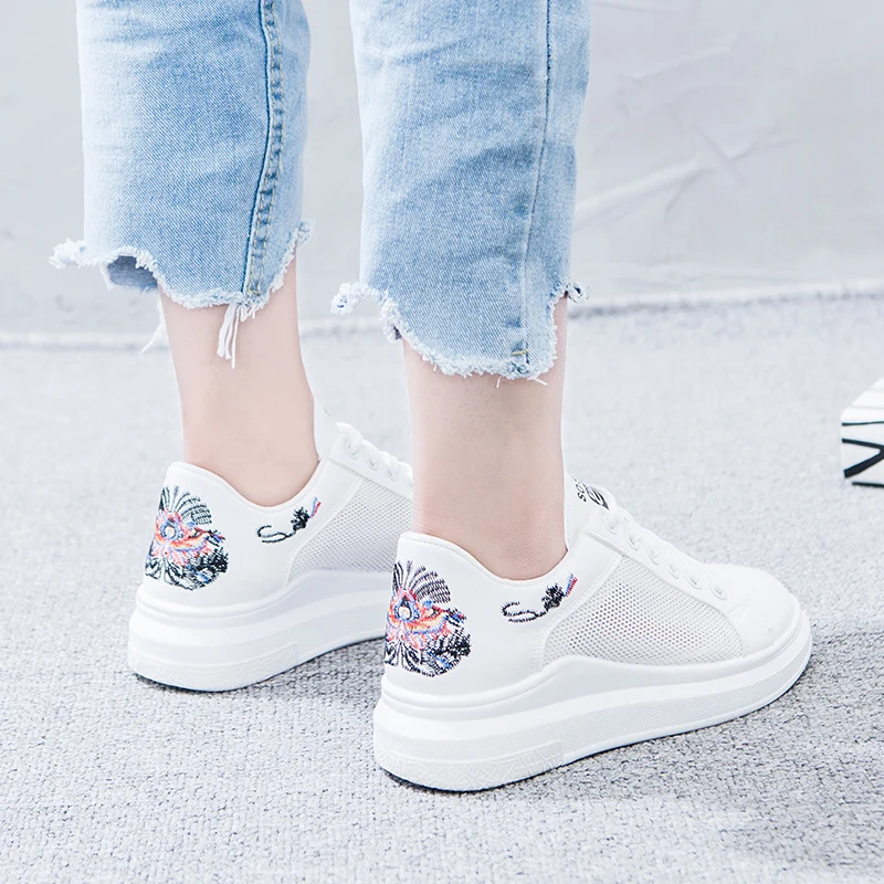 Женские кроссовки с вышивкой белые дышащие на шнуровке повседневная обувь