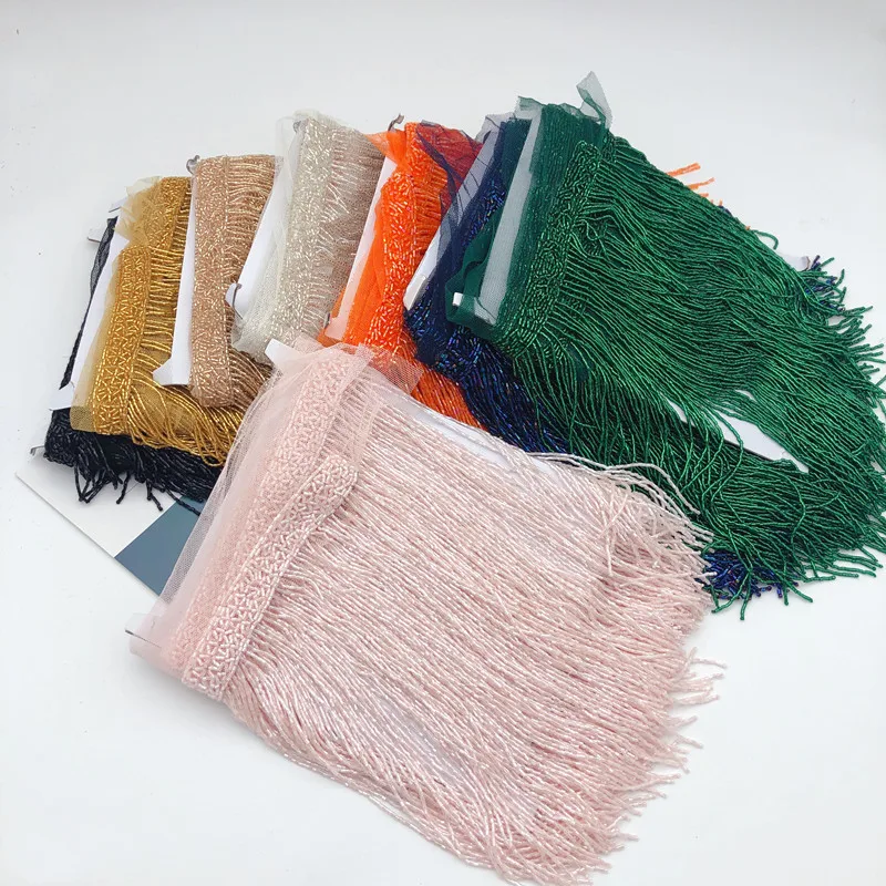 Золотистая отделка из массивных бусин и кисточек для танцевального костюма