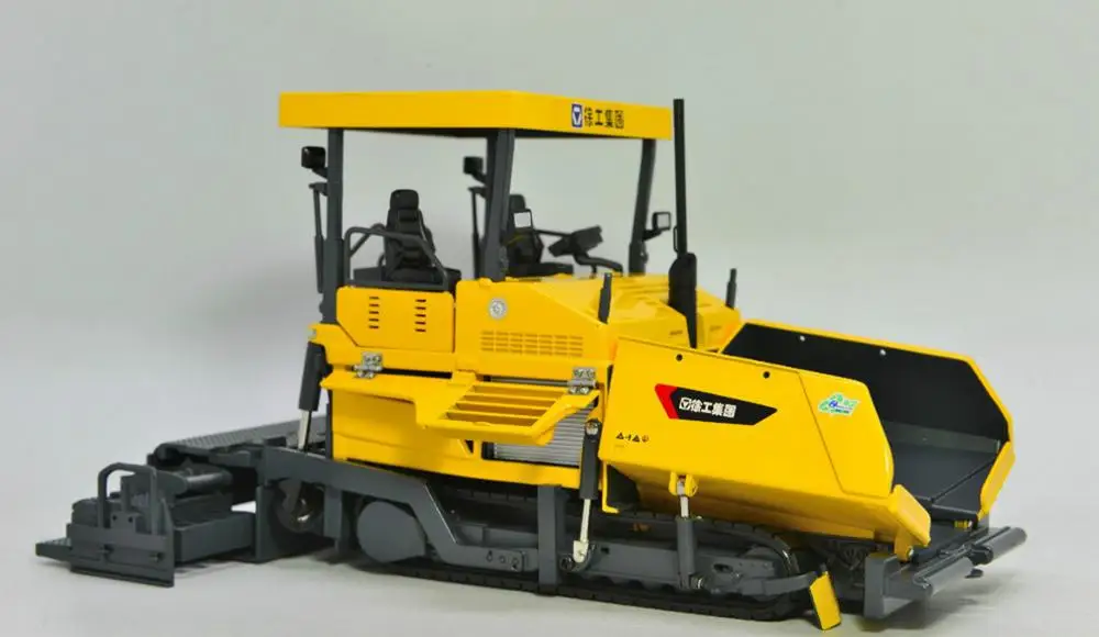 

1/35 XCMG RP1256 Asphalt Paver Diecast model Collection Toy