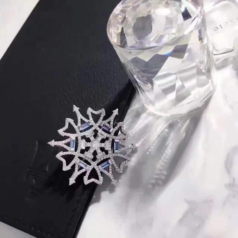 Циркон класса люкс с украшением в виде кристаллов брошь &quotСнежинка&quot 925 пробы