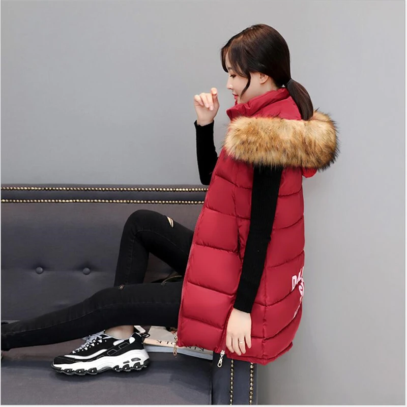 Женский меховой жилет с капюшоном однотонный утепленный из хлопка без рукавов