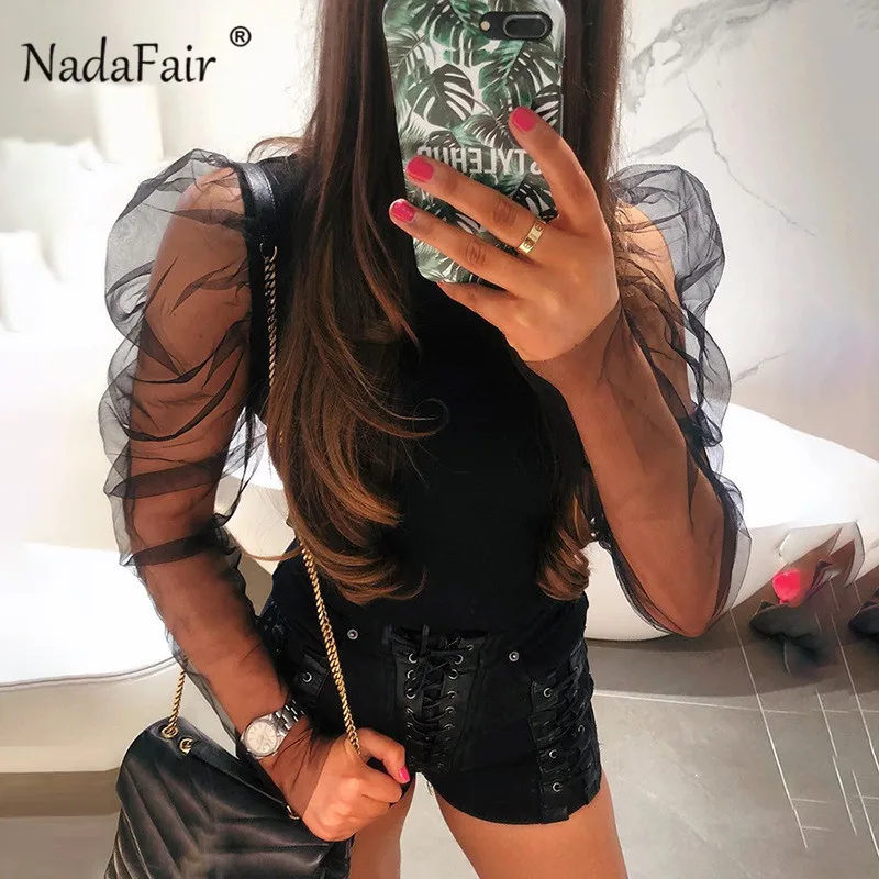 Женская блузка Nadafair белая с рукавами-фонариками высоким воротом и сеточкой для