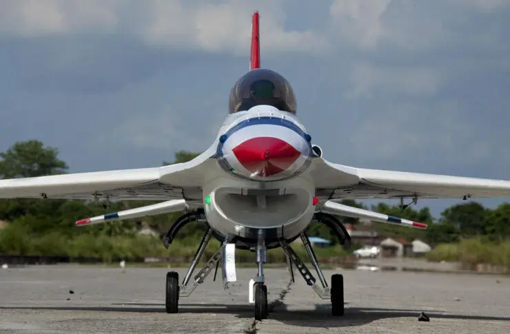 Свободная шкала 90 мм EDF Jet F16 Thunder Bird PNP