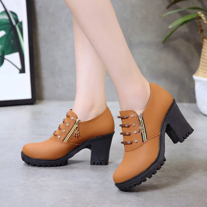 С круглым носком кожаные сапоги martin Женская однотонная обувь на платформе не