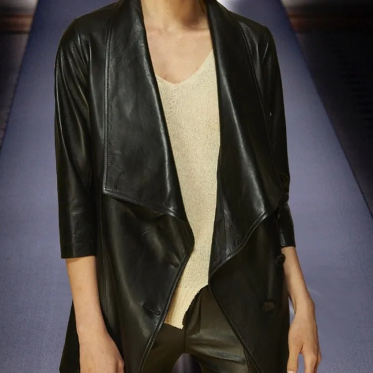 Женская кожаная куртка черная теплая верхняя одежда с длинным рукавом на кнопках