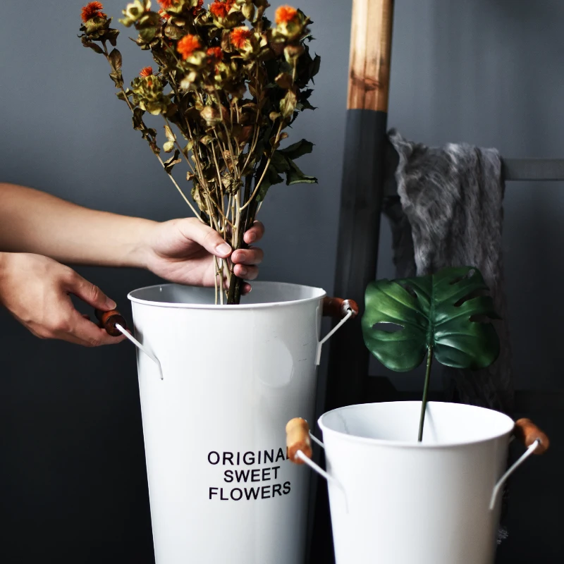 Белого цвета с цветочным узором и металлическими элементами декоративная