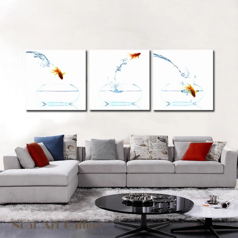 Маленькая золотая рыбка прыгающая вода спрей Высокое разрешение холст фото