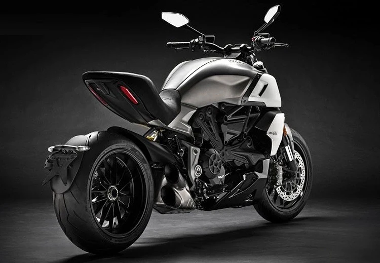 Черный Горячая масштаб 1:12 колеса металлическая модель Италия Ducati diavel литья под давлением мотоцикл Вытяните назад сплав игрушки с светильник - Цвет: Черный