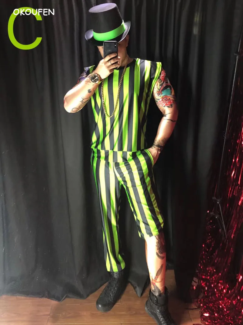 Новинка: костюм сексуального кроя с зелеными светящимися полосами для выступлений в барах, ночных клубах, для мужских певцов и диджеев на сцене.