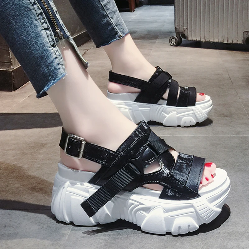 Пикантные женские спортивные сандалии с открытым носком босоножки на танкетке