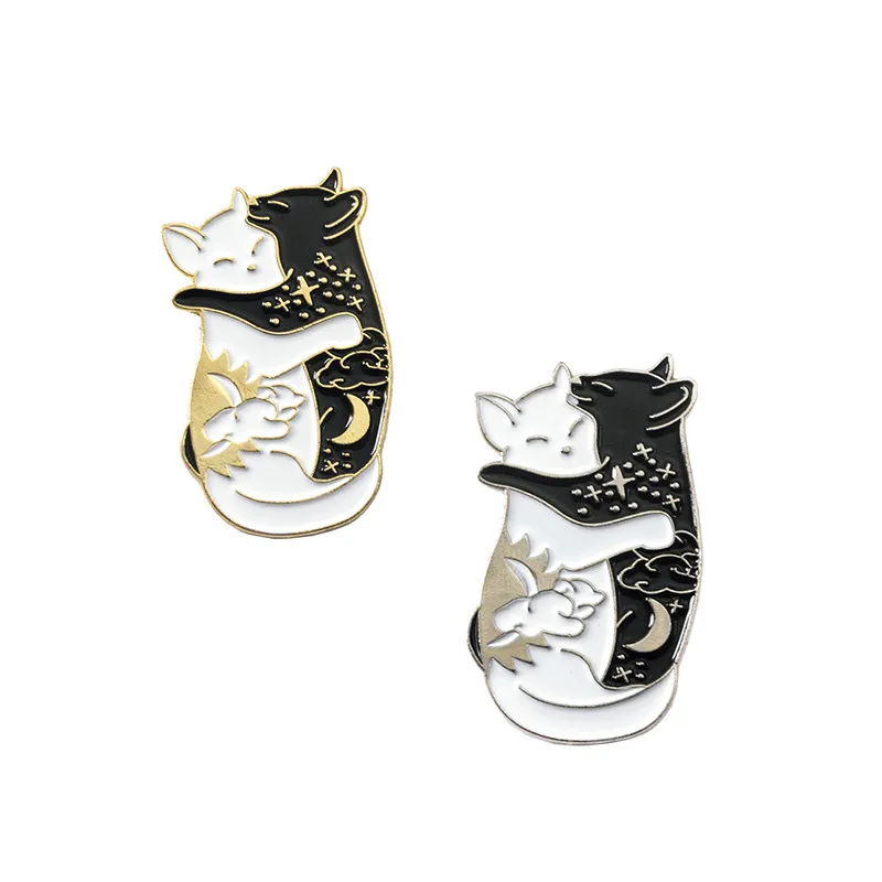 Qihe ювелирные изделия 2 шт./компл. кошка Hug Pin черный, белый цвет Ying Yang Броши с котами закладки, металлические броши для мужчин и женщин пара Kawaii pin-код - Окраска металла: 1set