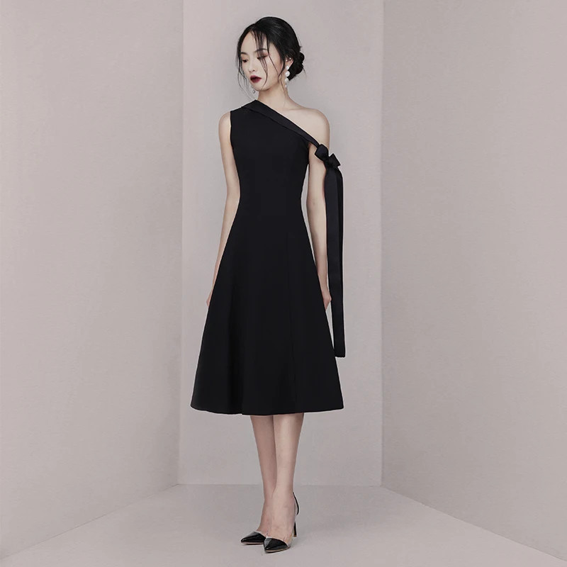 Женское платье на одно плечо Max Spri черное ТРАПЕЦИЕВИДНОЕ ПЛАТЬЕ средней длины с