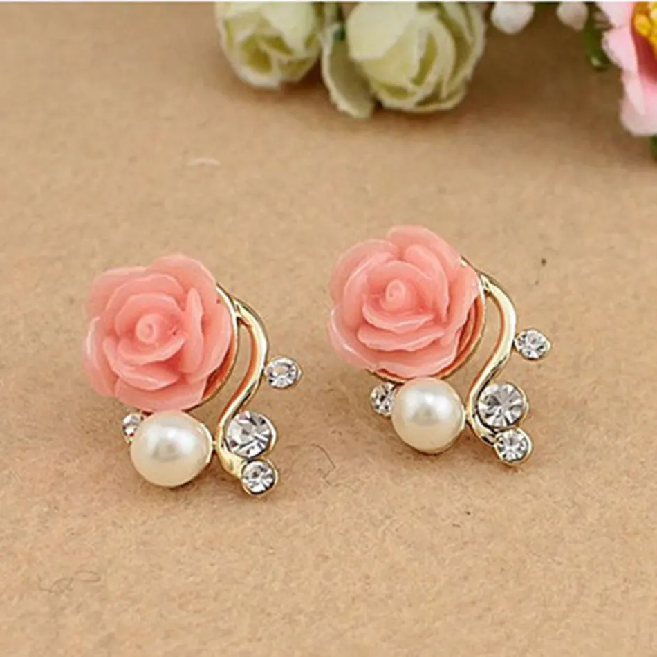 Модные серьги гвоздики с цветком розы украшенные жемчугом кристаллами и